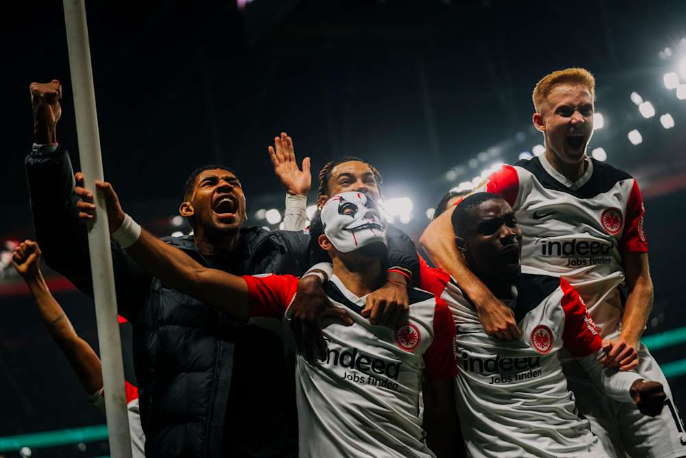 Ein Bild, das sich einbrennt: Omar Marmoush bejubelt den 2:1-Siegtreffer gegen Borussia Mönchengladbach im Halloween-Stil.