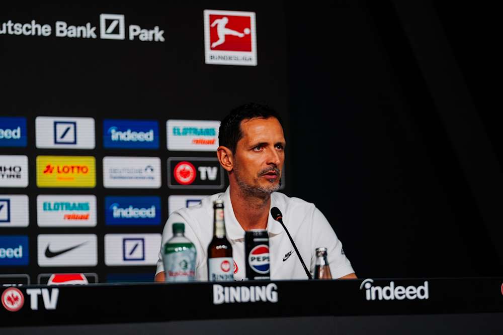 Cheftrainer Dino Toppmöller blickt auf der Pressekonferenz auf das Duell mit Bayer 04 Leverkusen.