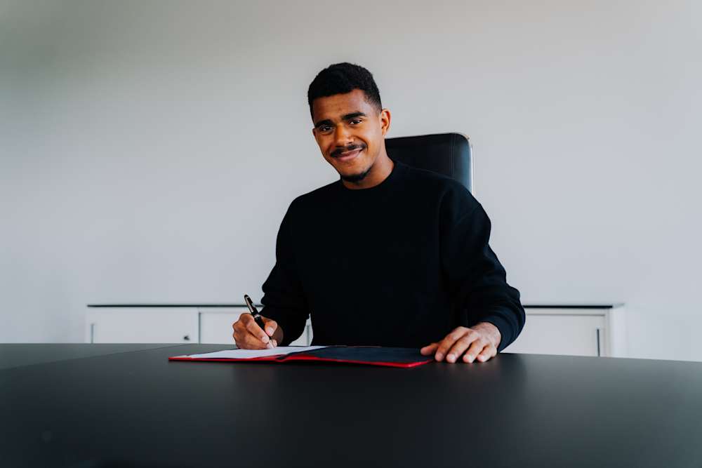 Picture 1: Ansgar Knauff signs long-term contract with Frankfurt 