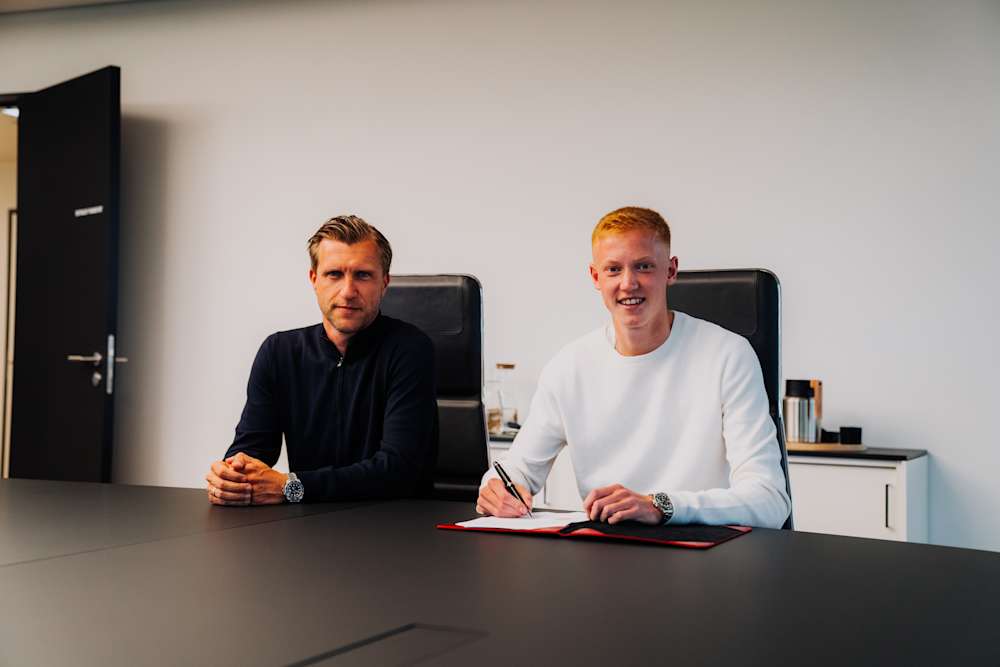 Picture 1: Hugo Larsson signs