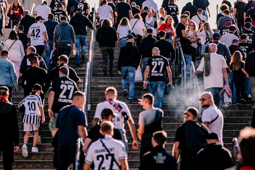 Die Massen strömen ins Frankfurter Stadion.