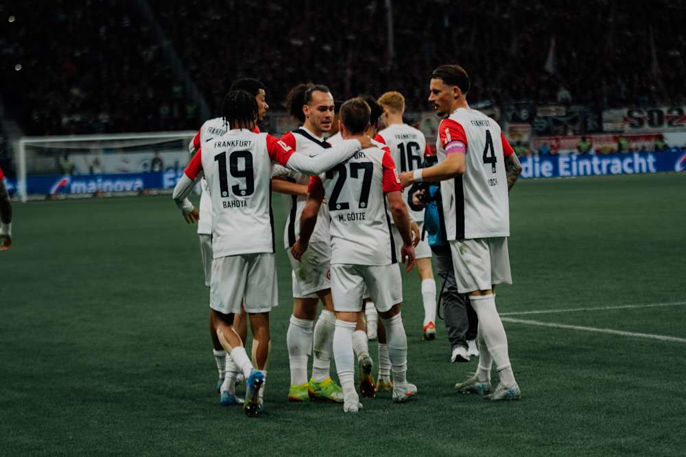 Beste Laune bei der Eintracht im Spiel gegen den VfB Stuttgart.