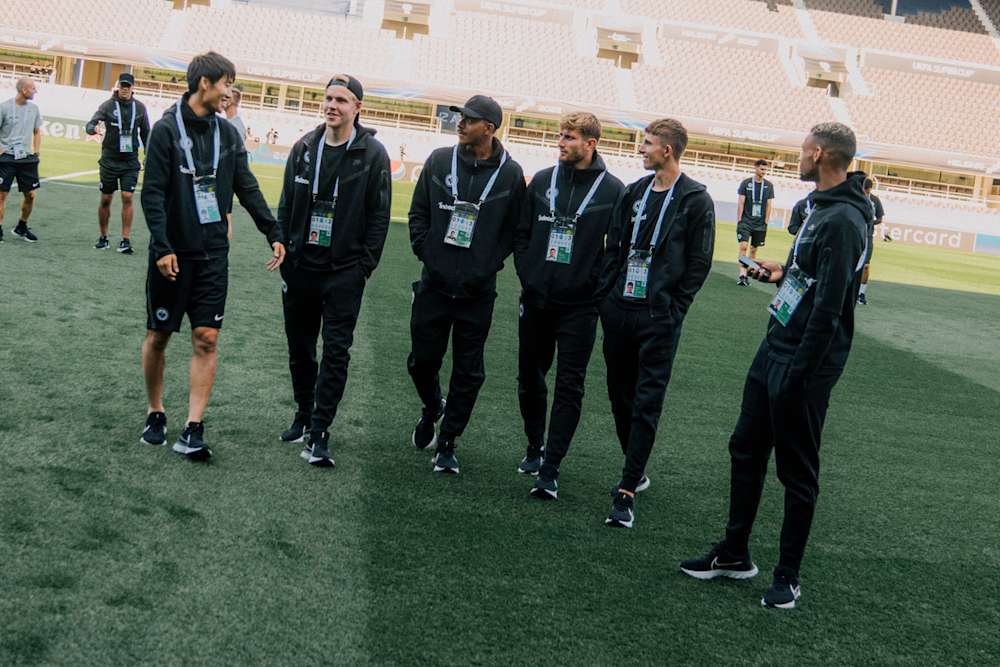 Die Mannschaft am Tag vor dem UEFA Super Cup im Stadion, die Vorfreude ist allen anzusehen.