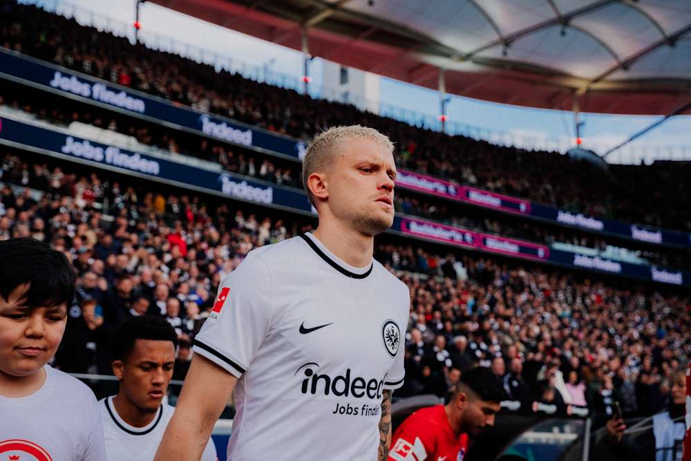 Philipp Max bleibt über die Saison hinaus ein Adlerträger.