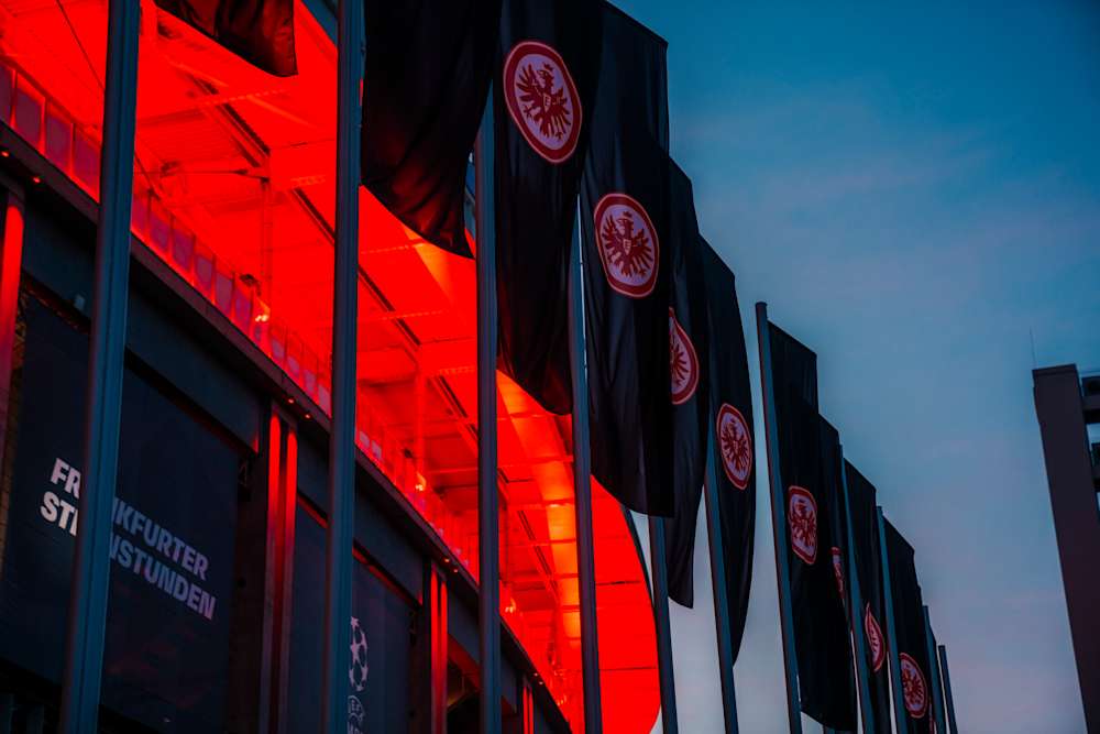 Am nächsten Spieltag erscheint der Deutsche Bank Park abends wieder neonrot.