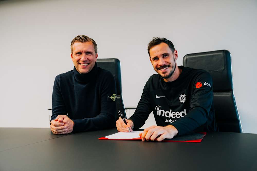 Sportvorstand Markus Krösche (l.) weiß den Wert von Jens Grahl sehr zu schätzen.