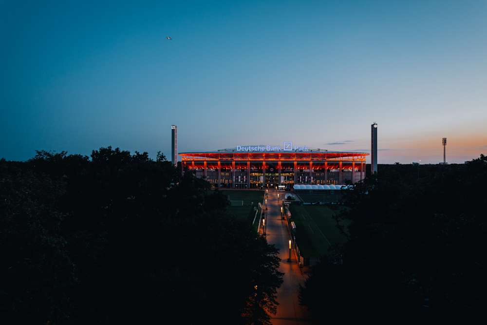 Bild 1: Deutsche Bank Park an EURO24 GmbH übergeben
