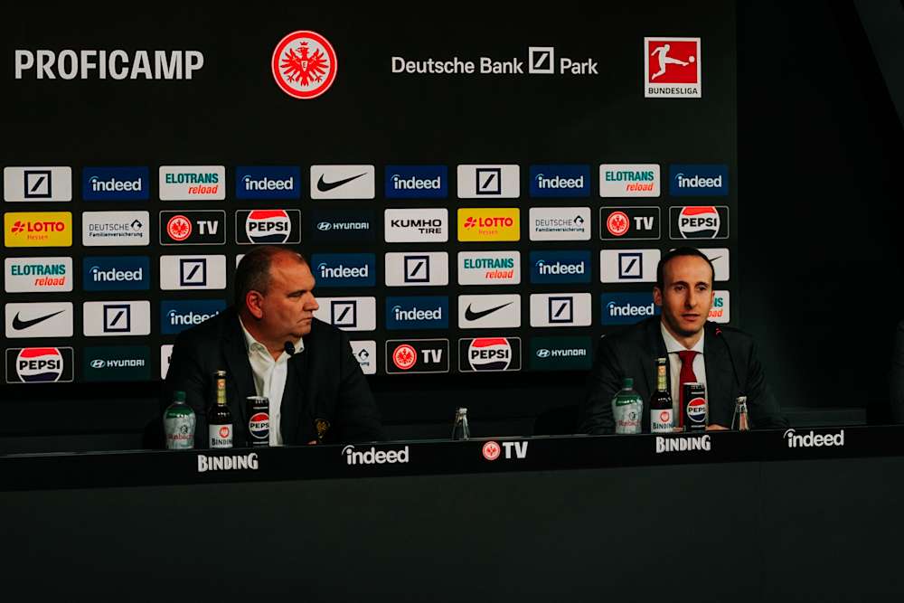 Mathias Beck, Präsident und Aufsichtsratsvorsitzender, und Julien Zamberk, neues Vorstandsmitglied, im Medienraum des ProfiCamp im Deutsche Bank Park.