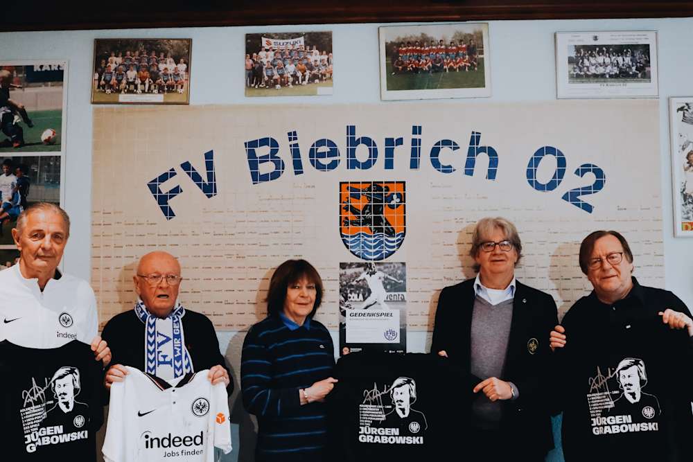 Geben den Medien zunächst Auskunft und stehen danach für ein Gruppenfoto zur Verfügung (v. l.): Karl-Heinz Körbel, Horst Klee, Ehrenvorsitzender FV Biebrich 02, Helga Grabowski, Rainer Falkenhain und Heinz-Jürgen Hauzel, Vorsitzender FV Biebrich 02.