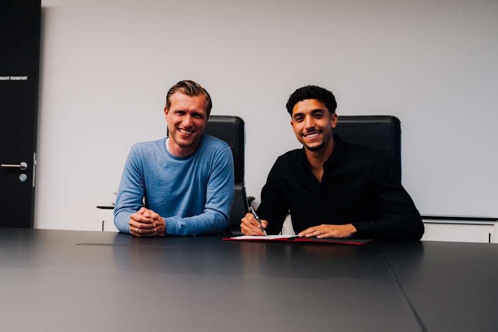 Auf gute Zusammenarbeit: Sportvorstand Markus Krösche und Sommerneuzugang Omar Marmoush.