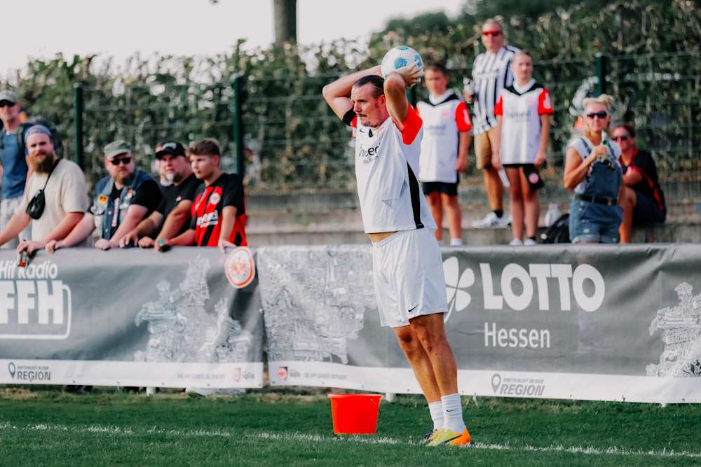 Alex Meier hat in Nordhessen das erste Wort auf dem Platz.