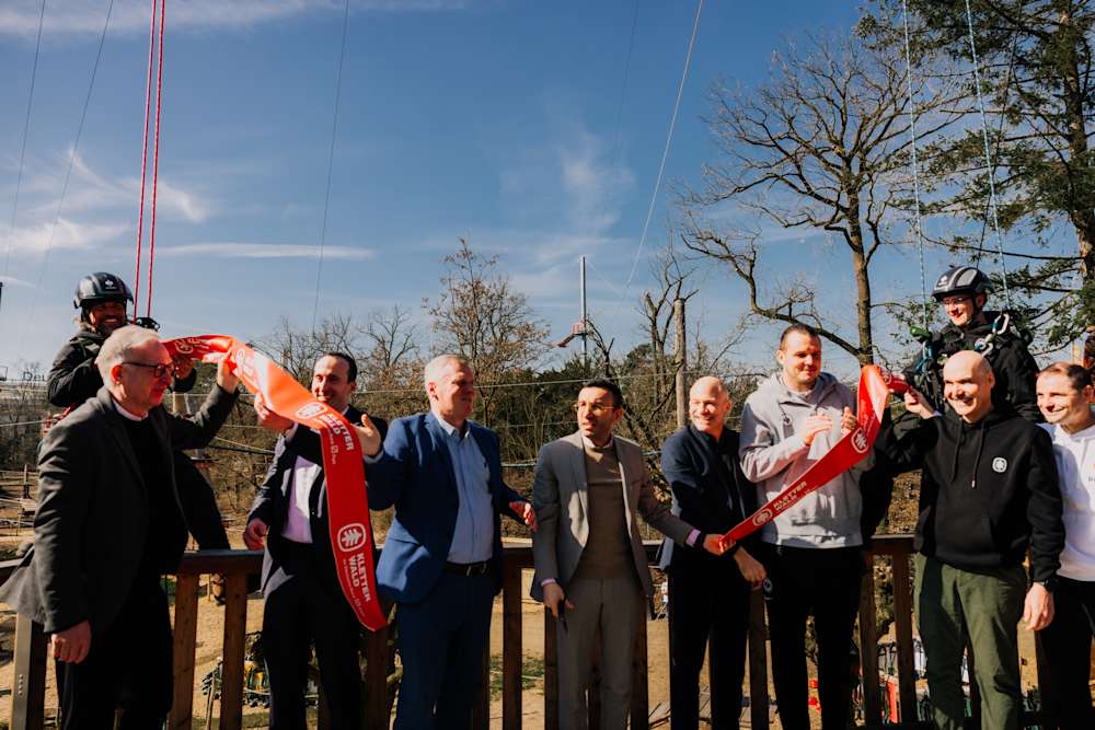 Der Kletterwald im Deutsche Bank Park ist eröffnet. Von links: Patrik Meyer (Geschäftsführer Kletterpark Stadion Frankfurt GmbH und Eintracht Frankfurt Stadion GmbH), Julien Zamberk (Vorstand Eintracht Frankfurt Fußball AG), Dr. Boris Zielinski (Geschäftsführer BäderBetriebe Frankfurt GmbH), Mike Josef (Oberbürgermeister Stadt Frankfurt), Tim Alexander (Chief Marketing Officer Deutsche Bank AG), Alexander Meier (ehemaliger Bundesligaprofi und Eintracht-Botschafter), Thorsten Held  (Geschäftsführer Weitblick Naturerlebnis GmbH und Kletterpark Stadion Frankfurt GmbH) und Ervin Skela (ehemaliger Bundesligaprofi und Eintracht-Botschafter).