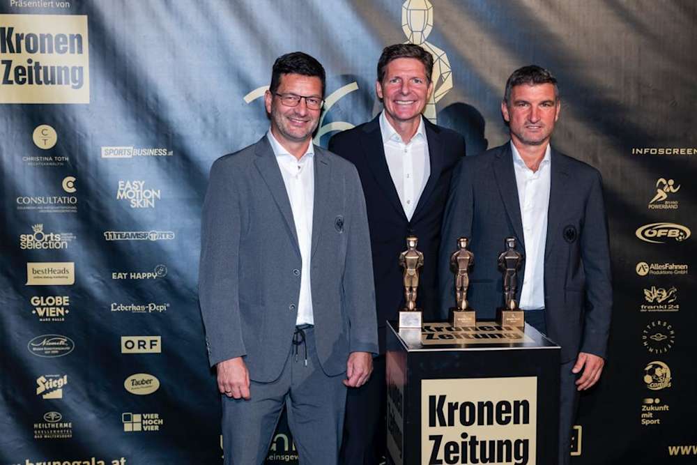 Stolze Gewinner des diesjährigen Bruno-Sonderpreises (v.l.): Ronald Brunmayr, Oliver Glasner und Michael Angerschmid. (© Martin Steiger)