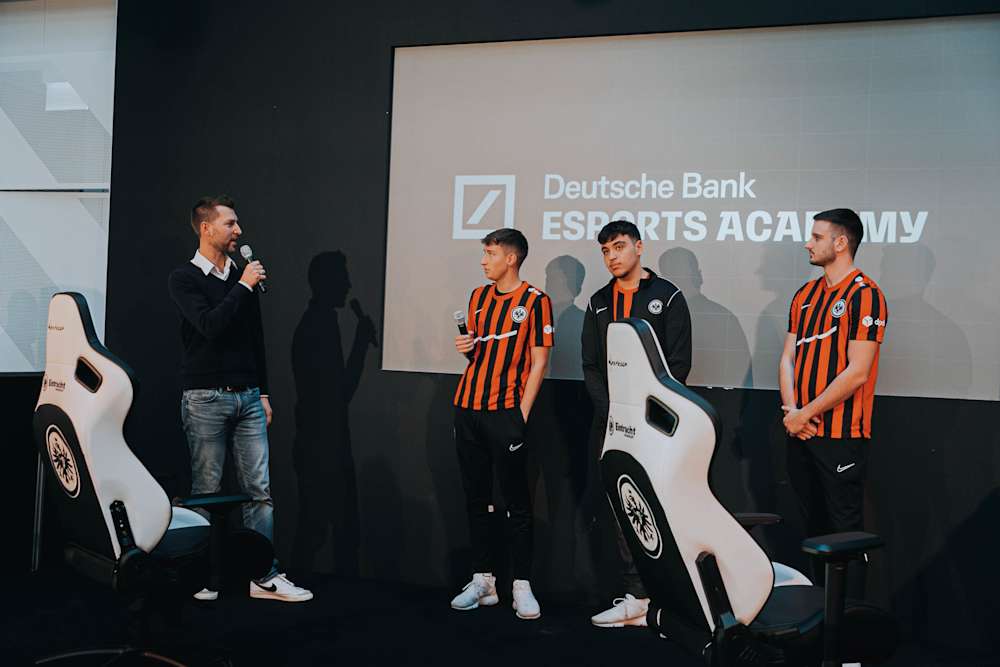 Moderator Daniel Wolf im Gespräch mit den FIFA-Esportlern Emil Köhler, Aymane Mokallik und Antonio Radelja.