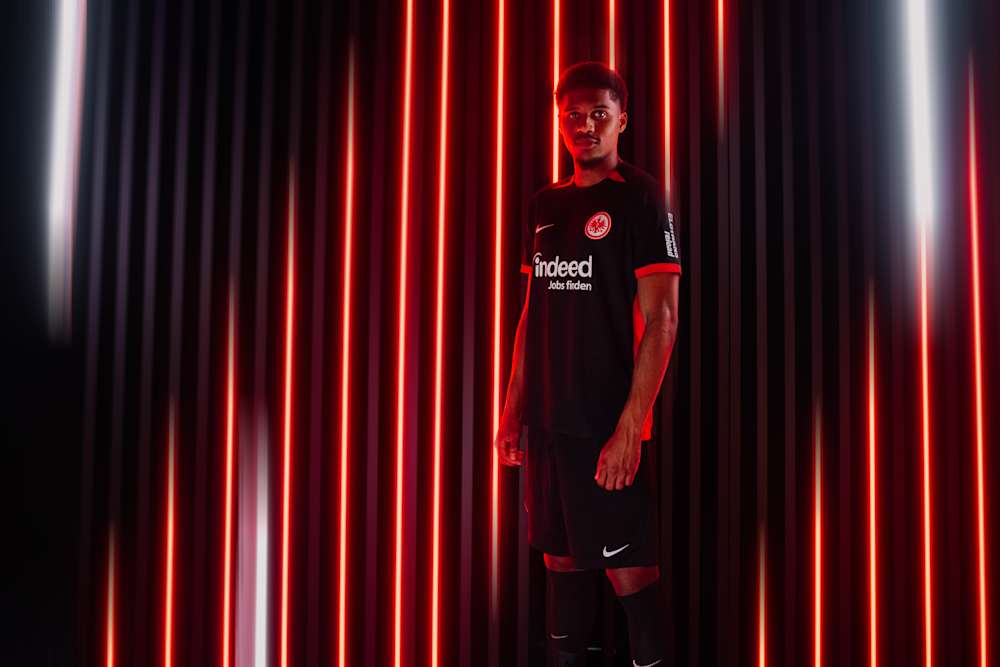 Das neue Auswartstrikot von Eintracht Frankfurt 2024 25 Eintracht Frankfurt Pros