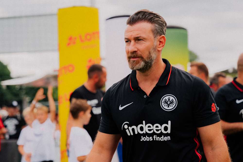 Nach einem Jahr ohne Fußball debütiert Ioannis Amanatidis in der Traditionsmannschaft.