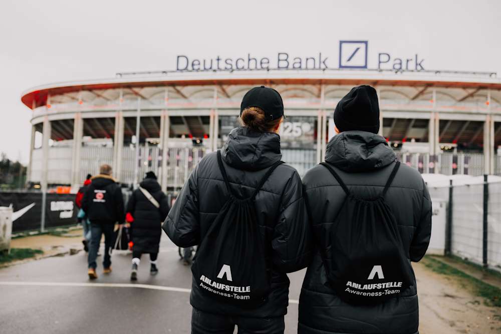An Spieltagen sind geschulte Mitarbeitende der Anlaufstelle vor Ort im Deutsche Bank Park sowie auch im Stadion am Brentanobad vertreten.