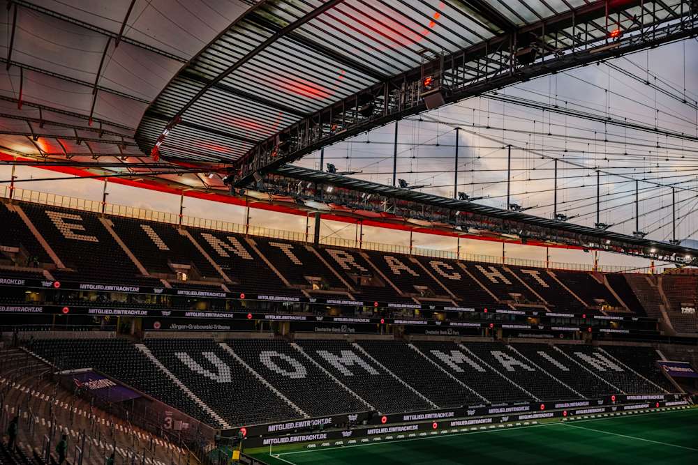 Bundesligafußball im Frankfurter Deutsche Bank Park.