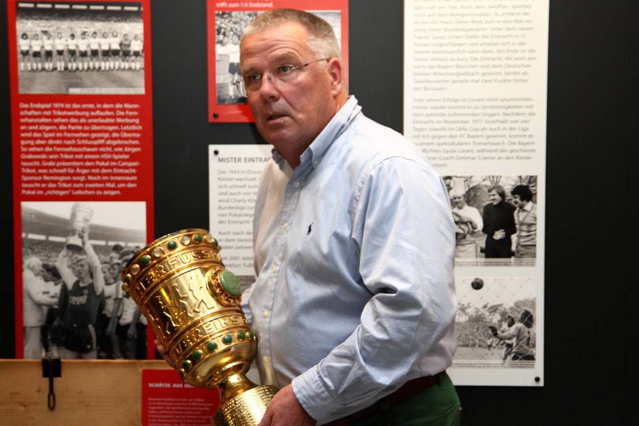 Peter Reichel zu Gast im Eintracht Frankfurt Museum. Den DFB-Pokal hat er als Spieler selbst zwei Mal errungen.