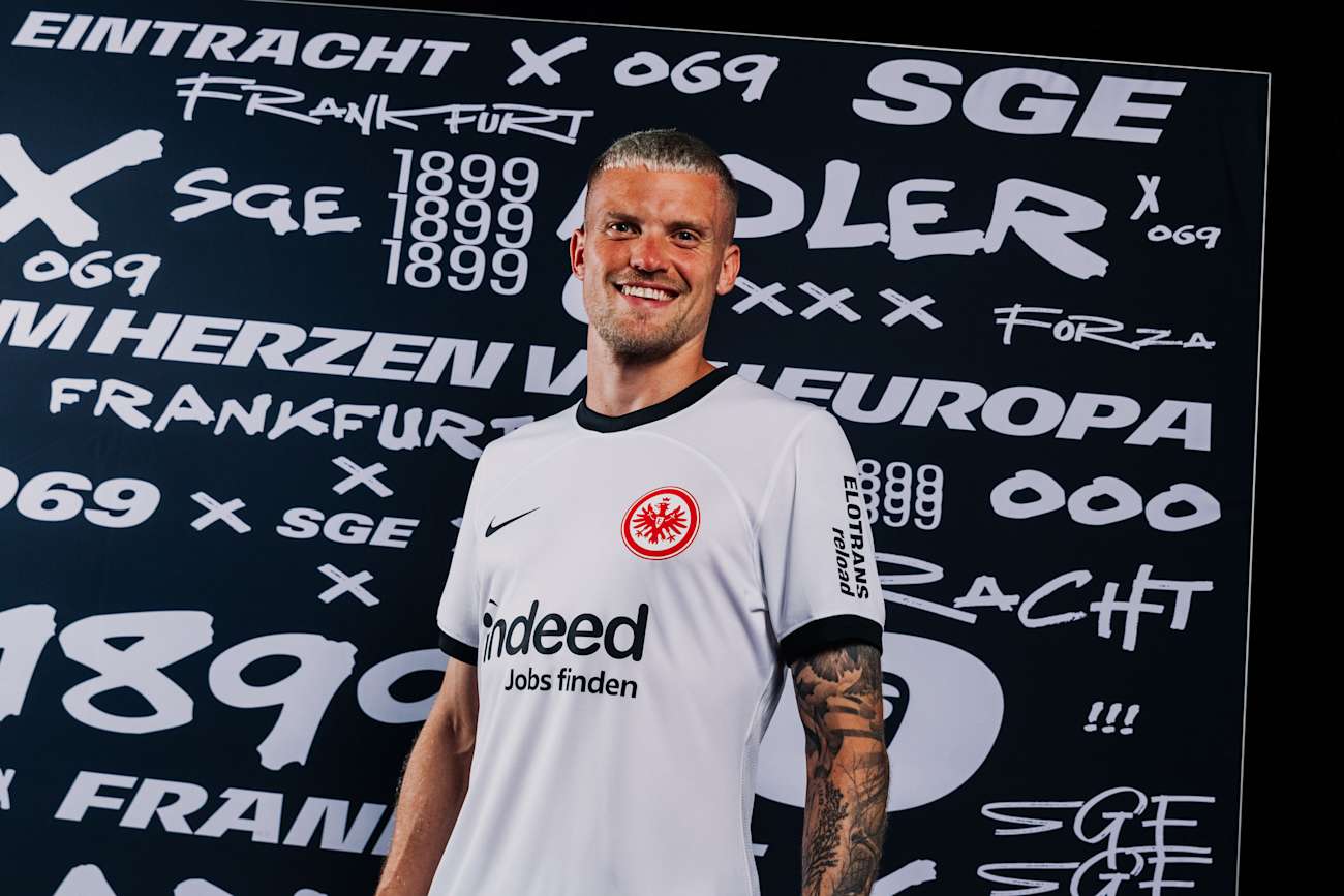 Philipp Max präsentiert stolz das neue Ausweichtrikot von Eintracht Frankfurt.