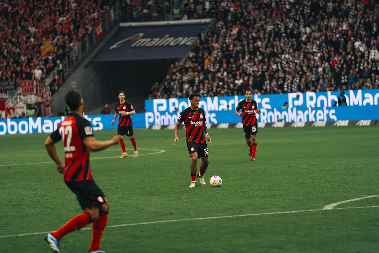 Mit RoboMarkets im Rücken: Die Adlerträger bei den Heimspielen von Eintracht Frankfurt.