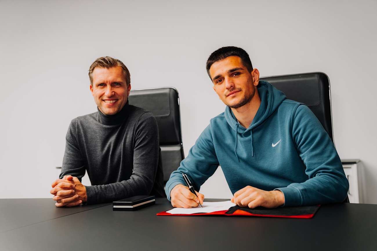 Picture 1: Simon Simoni signs for Eintracht 