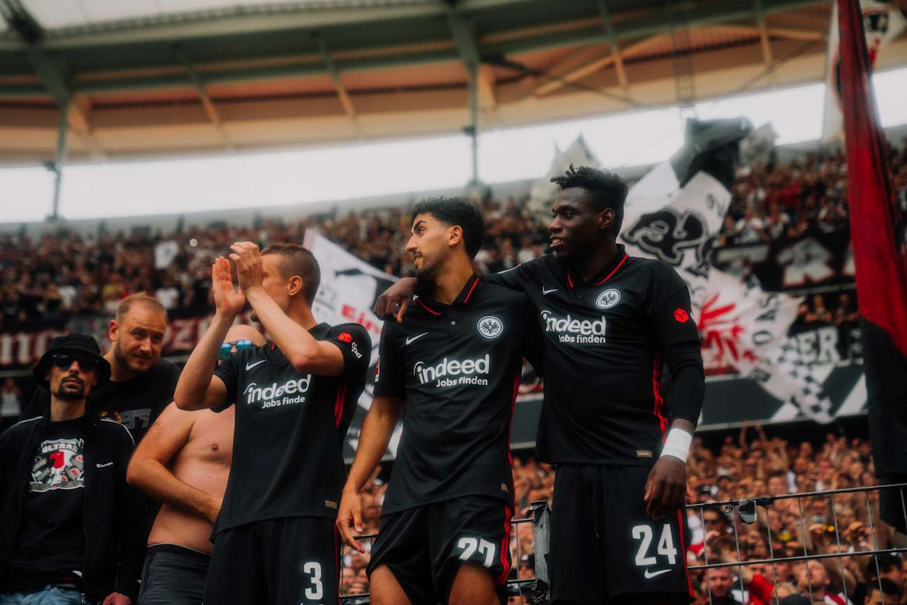Gebührender Abgang im letzten Heimspiel der Saison gegen Mönchengladbach: Stefan Ilsanker, Aymen Barkok und Danny da Costa in der Fankurve.