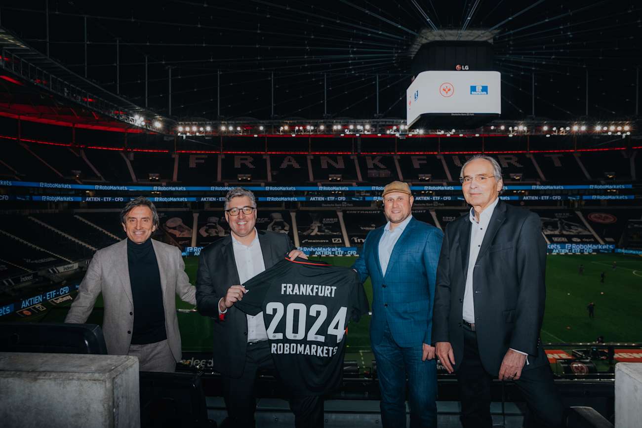 Willkommen in der Partnerfamilie (v. l.): Jürgen Molnar, Kapitalmarktexperte RoboMarkets, Axel Hellmann, Vorstandssprecher Eintracht Frankfurt, sowie die RoboMarkets-Geschäftsführer Maximilian Felske und Gottfried Korzuch.