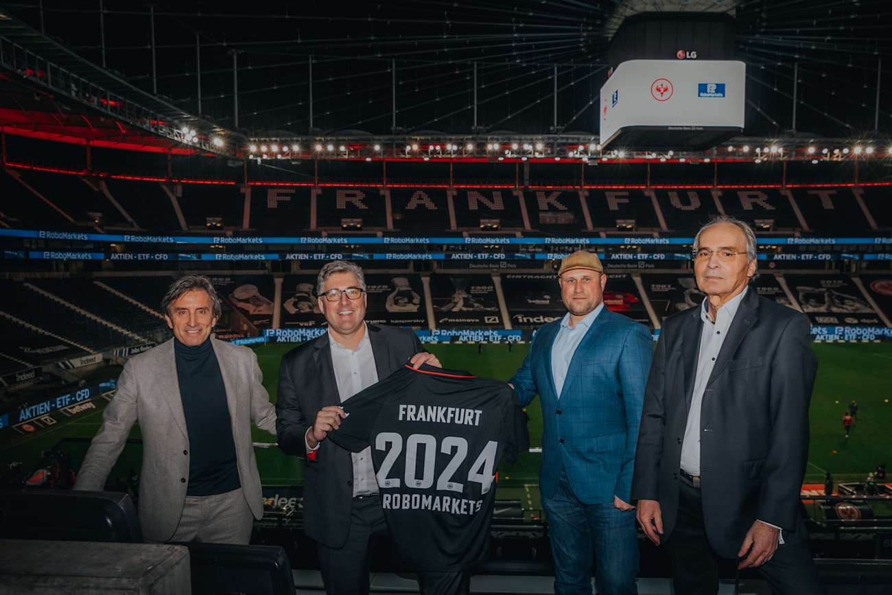 Willkommen in der Partnerfamilie (v. l.): Jürgen Molnar, Kapitalmarktexperte RoboMarkets, Axel Hellmann, Vorstandssprecher Eintracht Frankfurt, sowie die RoboMarkets-Geschäftsführer Maximilian Felske und Gottfried Korzuch.
