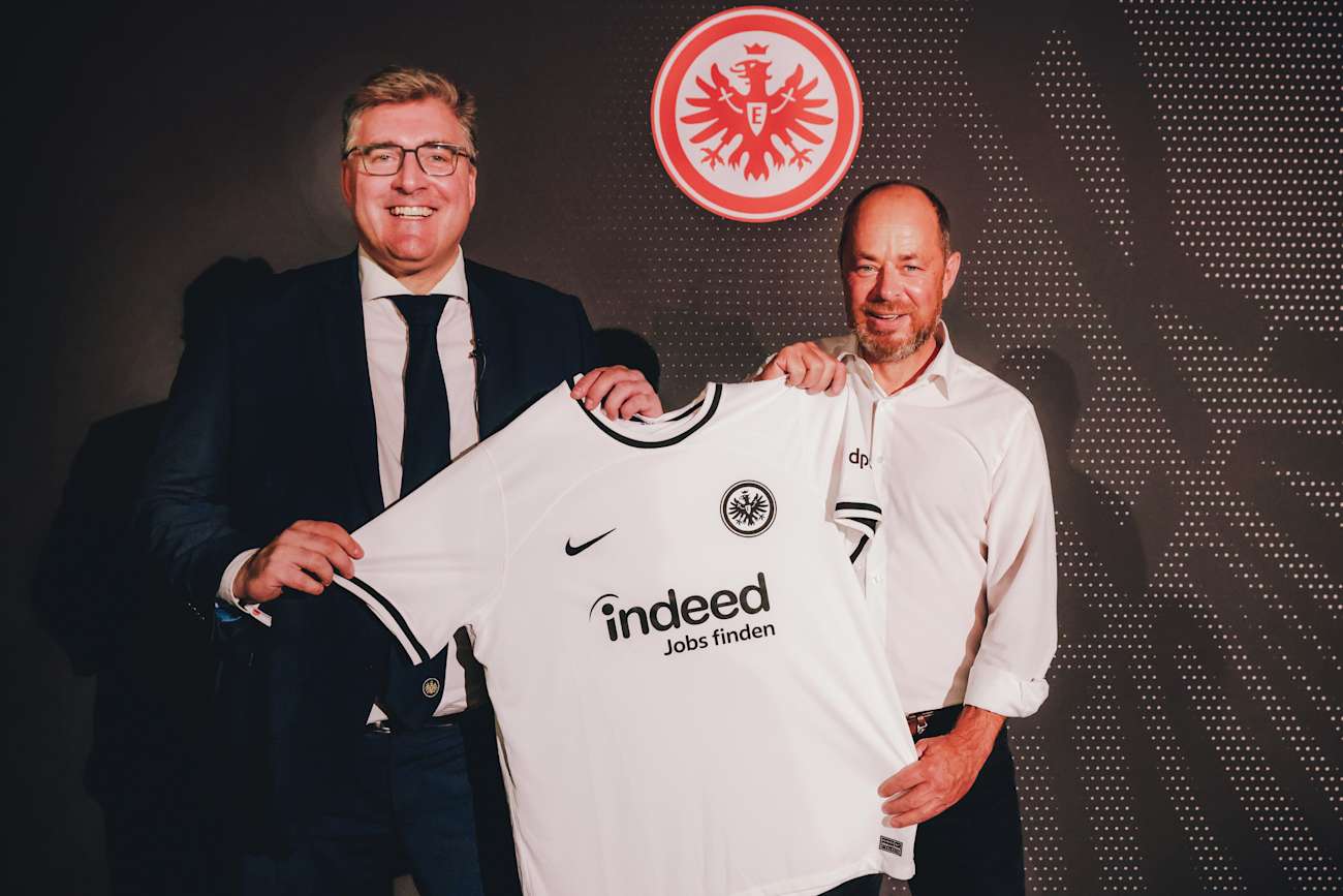 Auf weitere drei Jahre: Axel Hellmann, Vorstandssprecher Eintracht Frankfurt Fußball AG, und Frank Hensgens, Geschäftsführer Indeed Deutschland GmbH.