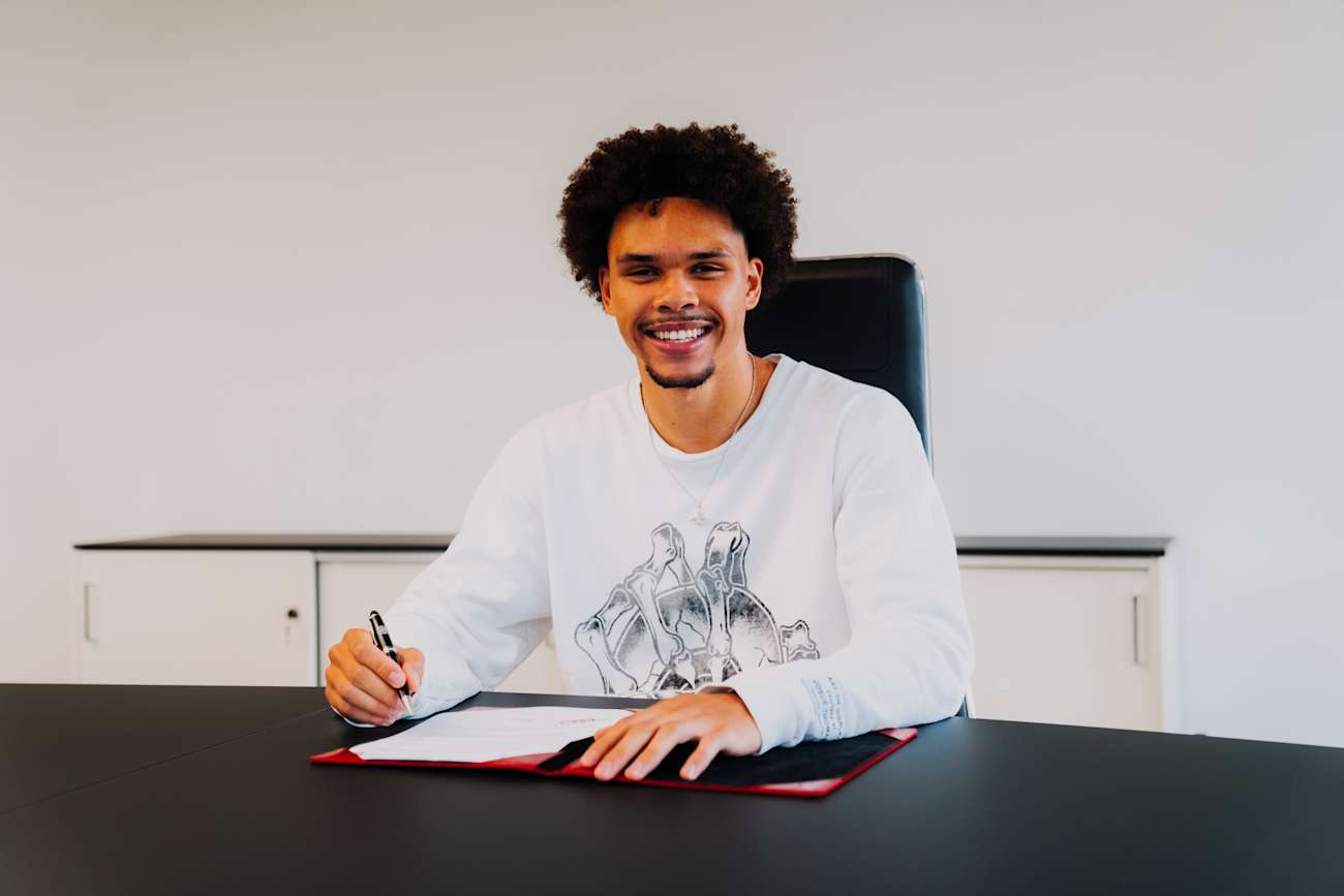 Nnamdi Collins unterschreibt bei Eintracht Frankfurt einen Vertrag bis 2028.