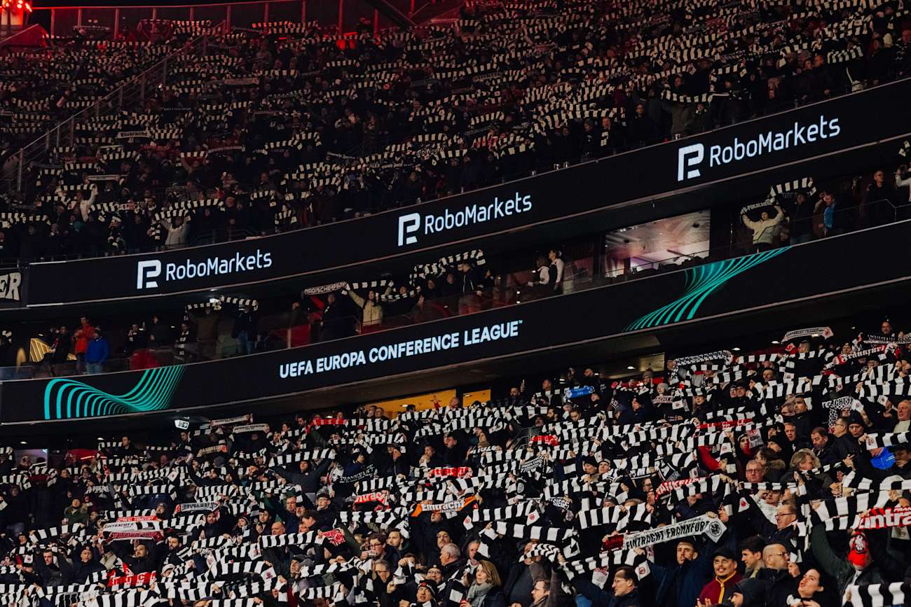 RoboMarkets und Eintracht Frankfurt spielen auch in Zukunft Doppelpass.