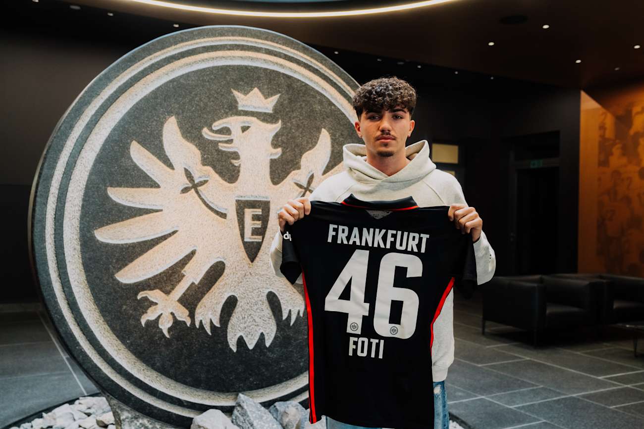 Konnte sich nachhaltig empfehlen und präsentiert stolz seine erste Rückennummer als Profi: Antonio Foti.