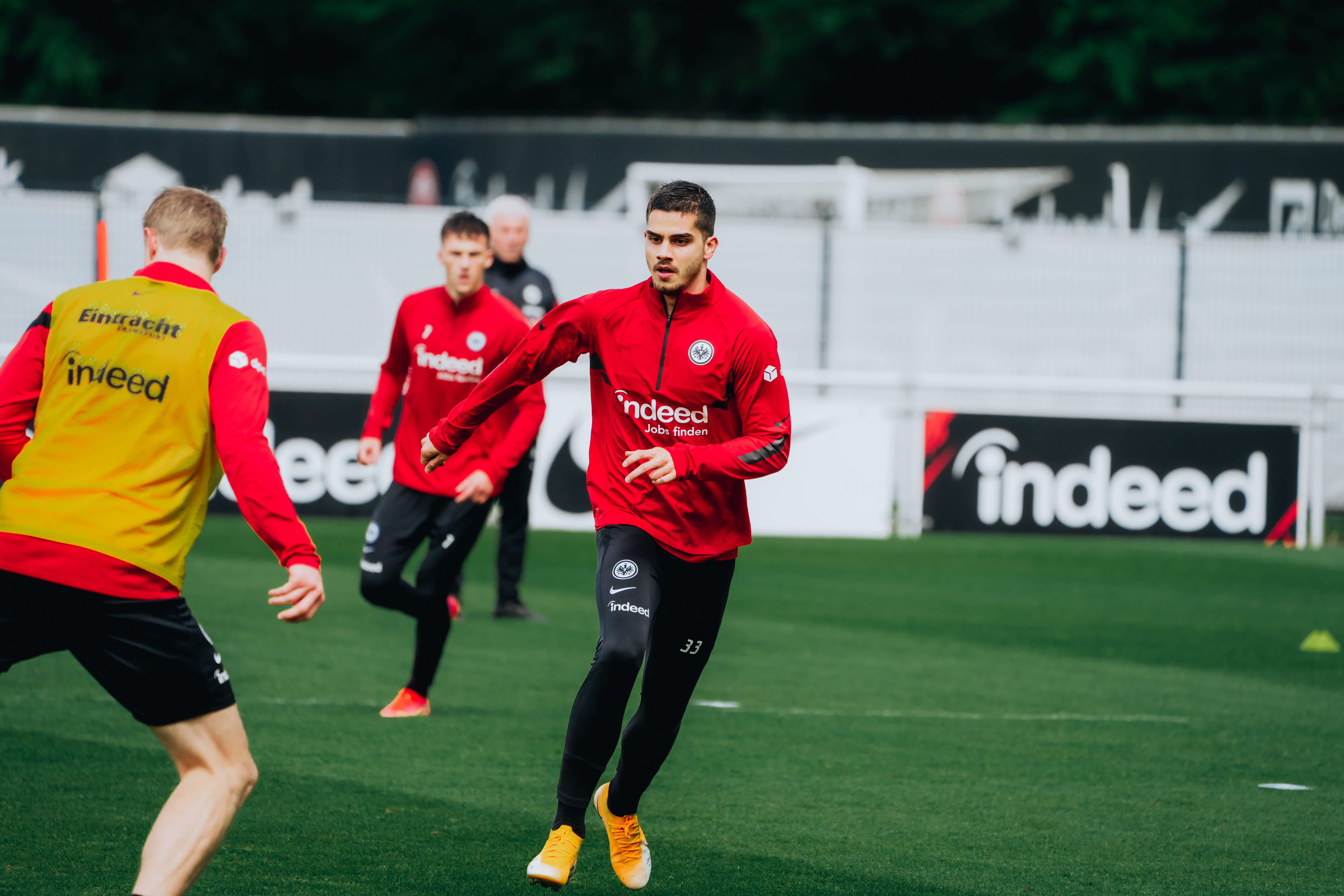 André Silva (r.) läuft Martin Hinteregger (l.) an. André Silva (r.) läuft Martin Hinteregger (l.) an.
