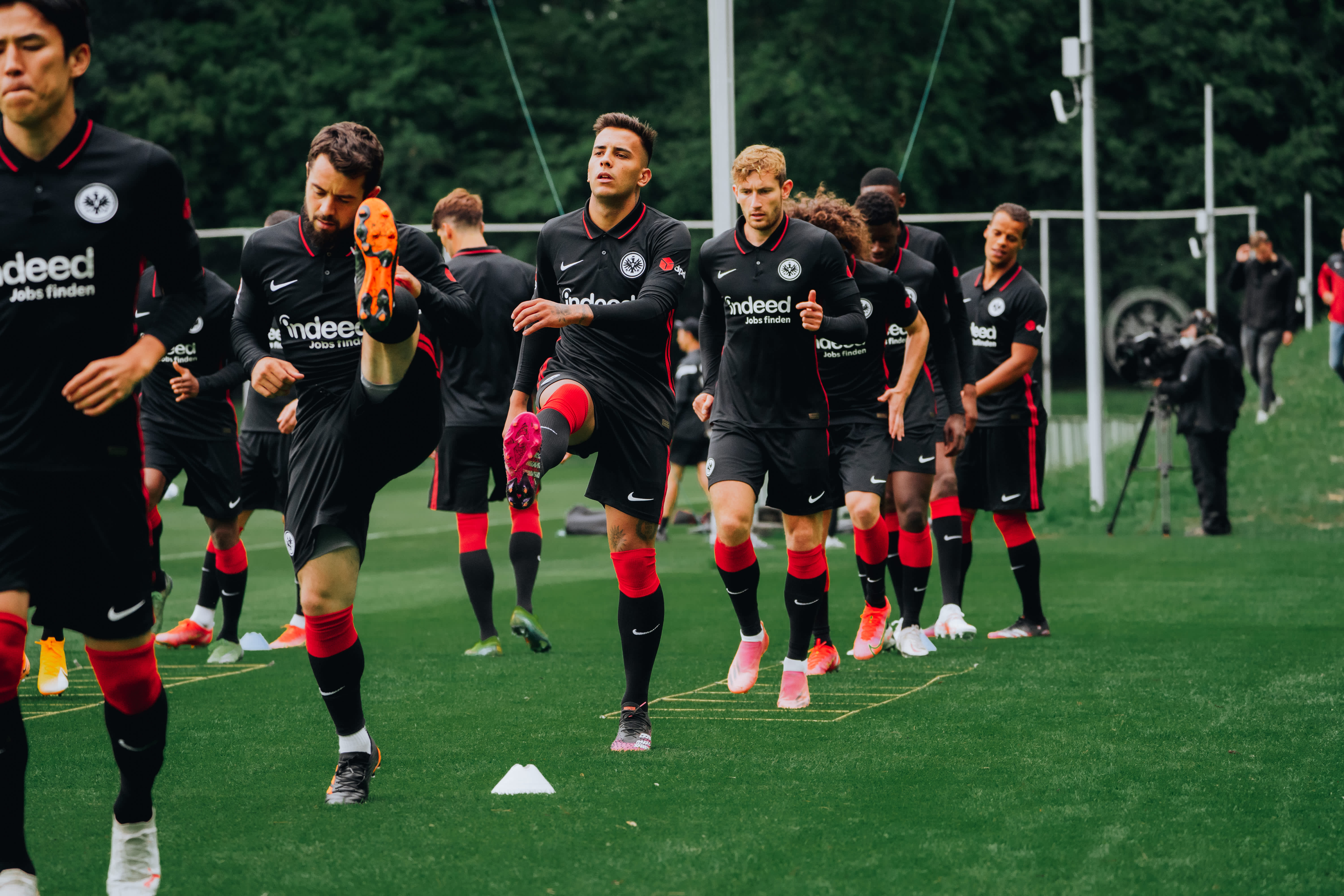 Hoch das Bein: Amin Younes und Rodrigo Zalazar. © Hoch das Bein: Amin Younes und Rodrigo Zalazar.