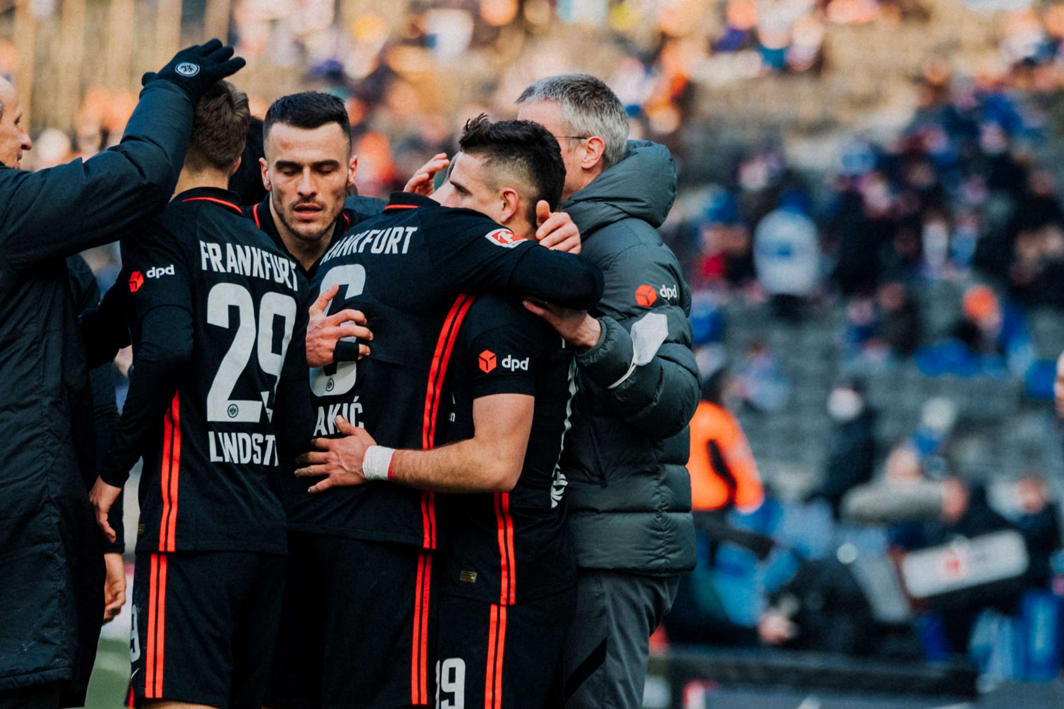 Davie Selke kann zwar schnell auf 1:3 verkürzen, doch Rafael Santos Borré antwortet 75 Sekunden später nach einem lehrbuchreifen Konter mit dem 4:1-Endstand. Davie Selke kann zwar schnell auf 1:3 verkürzen, doch Rafael Santos Borré antwortet 75 Sekunden später nach einem lehrbuchreifen Konter mit dem 4:1-Endstand.