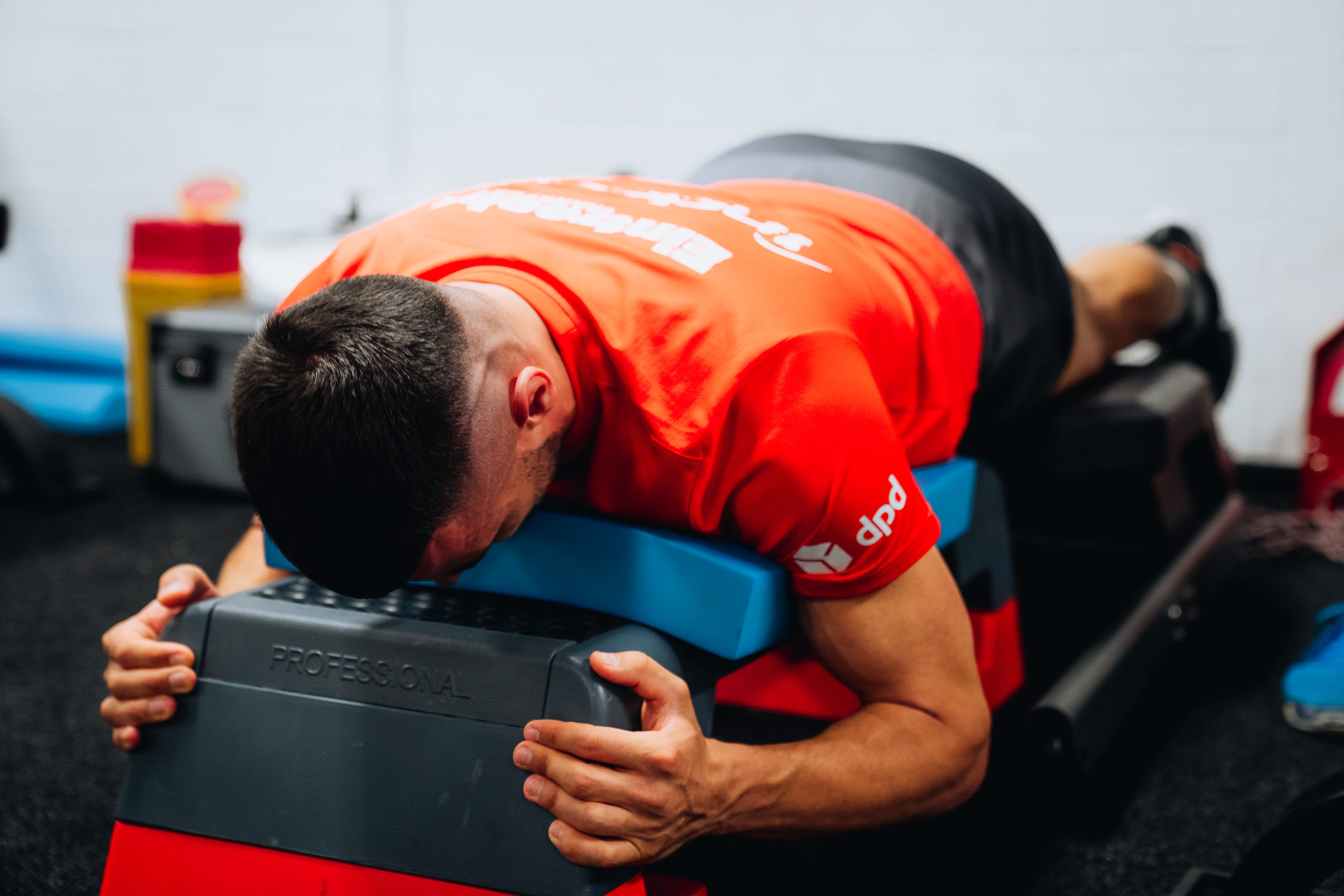 Filip Kostic spannt bei einer Kraftübung seinen Körper an. Filip Kostic spannt bei einer Kraftübung seinen Körper an.