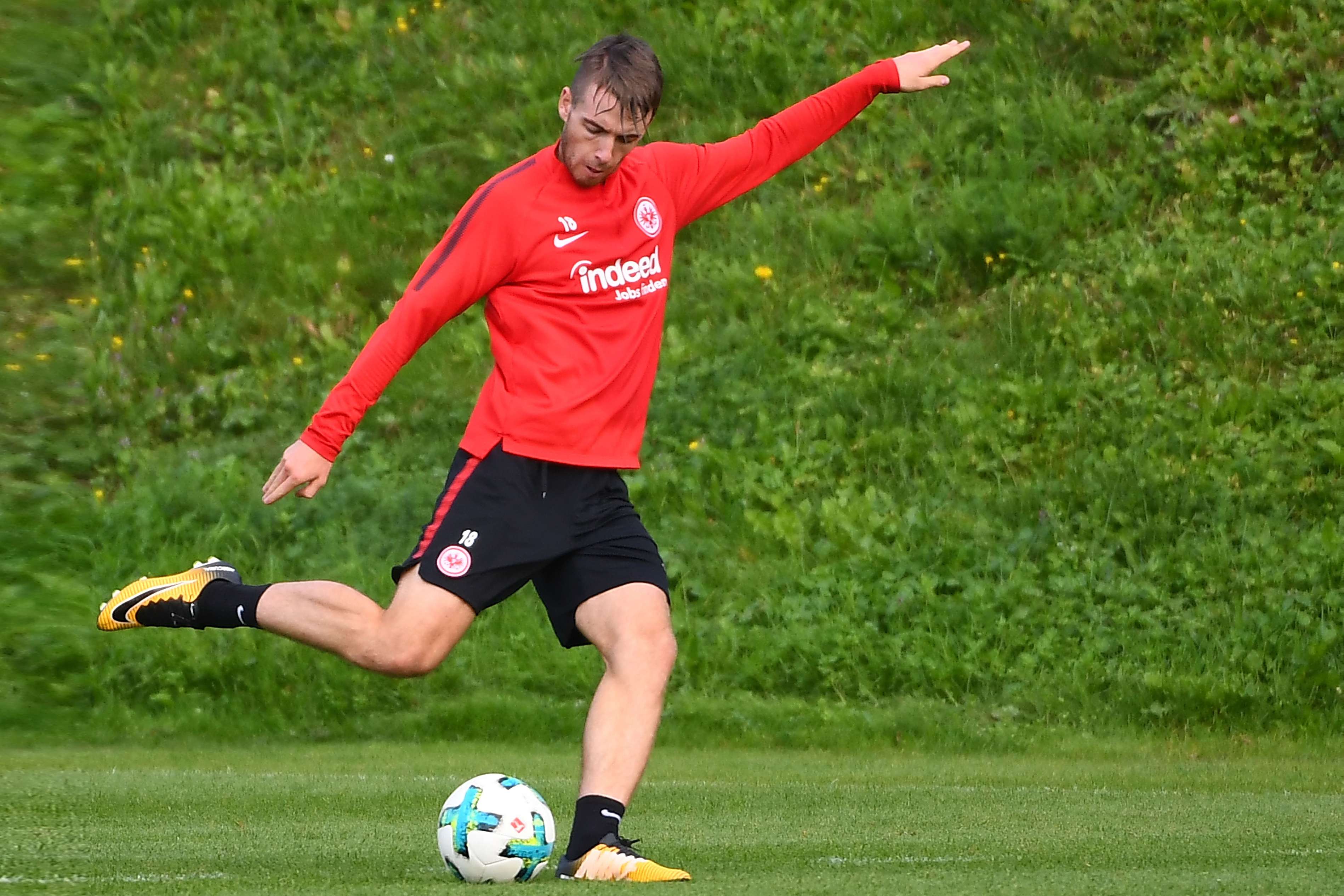 26.09.2017, xjhx, Fussball 1.Bundesliga, Eintracht Frankfurt Training, emspor v.l. Max Besuschkow (Eintracht Frankfurt) © Jan Huebner 26.09.2017, xjhx, Fussball 1.Bundesliga, Eintracht Frankfurt Training, emspor v.l. Max Besuschkow (Eintracht Frankfurt) © Jan Huebner