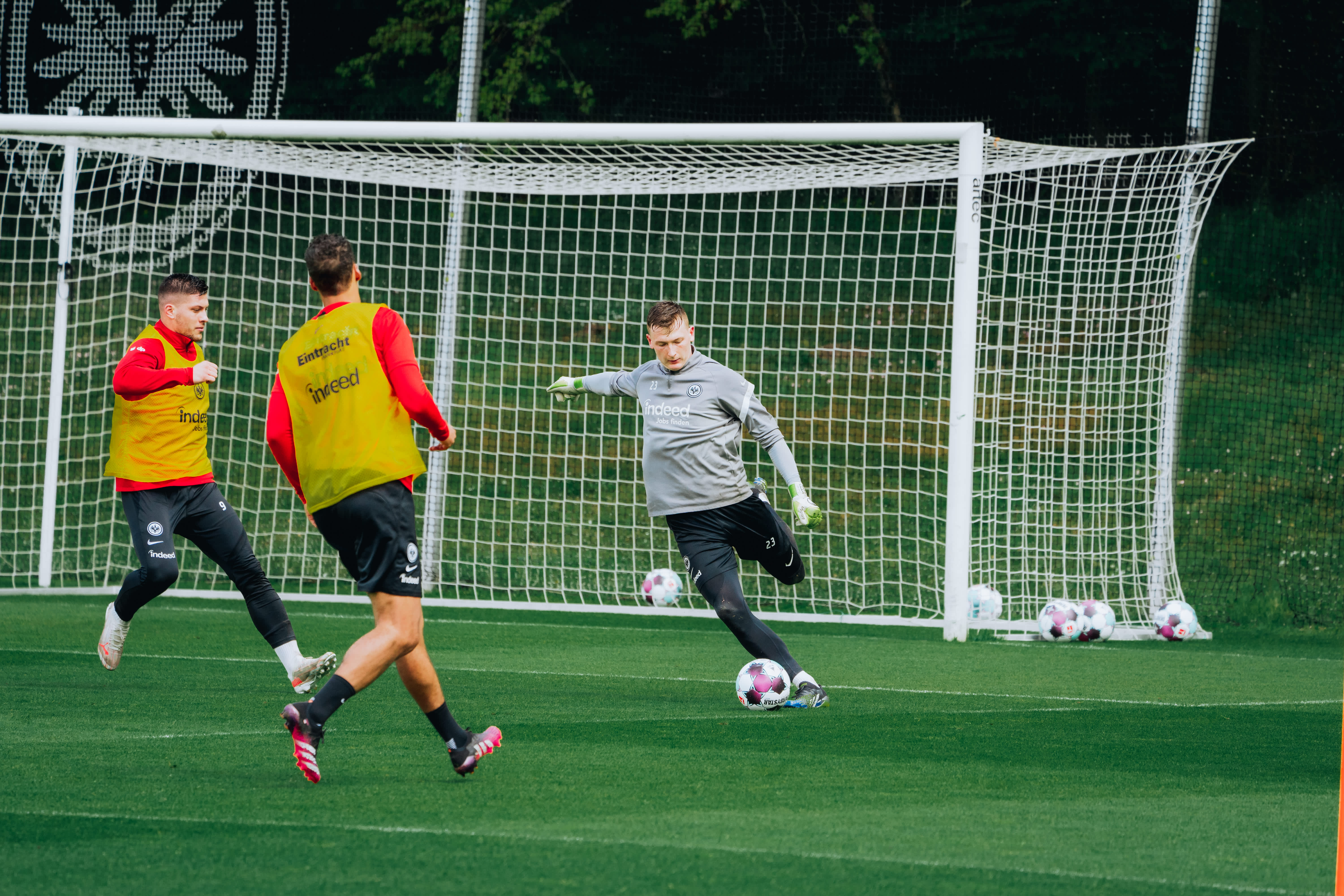 Markus Schubert (r.) schlägt den Ball weg, bevor Luka Jovic (l.) ihn attackieren kann. Markus Schubert (r.) schlägt den Ball weg, bevor Luka Jovic (l.) ihn attackieren kann.
