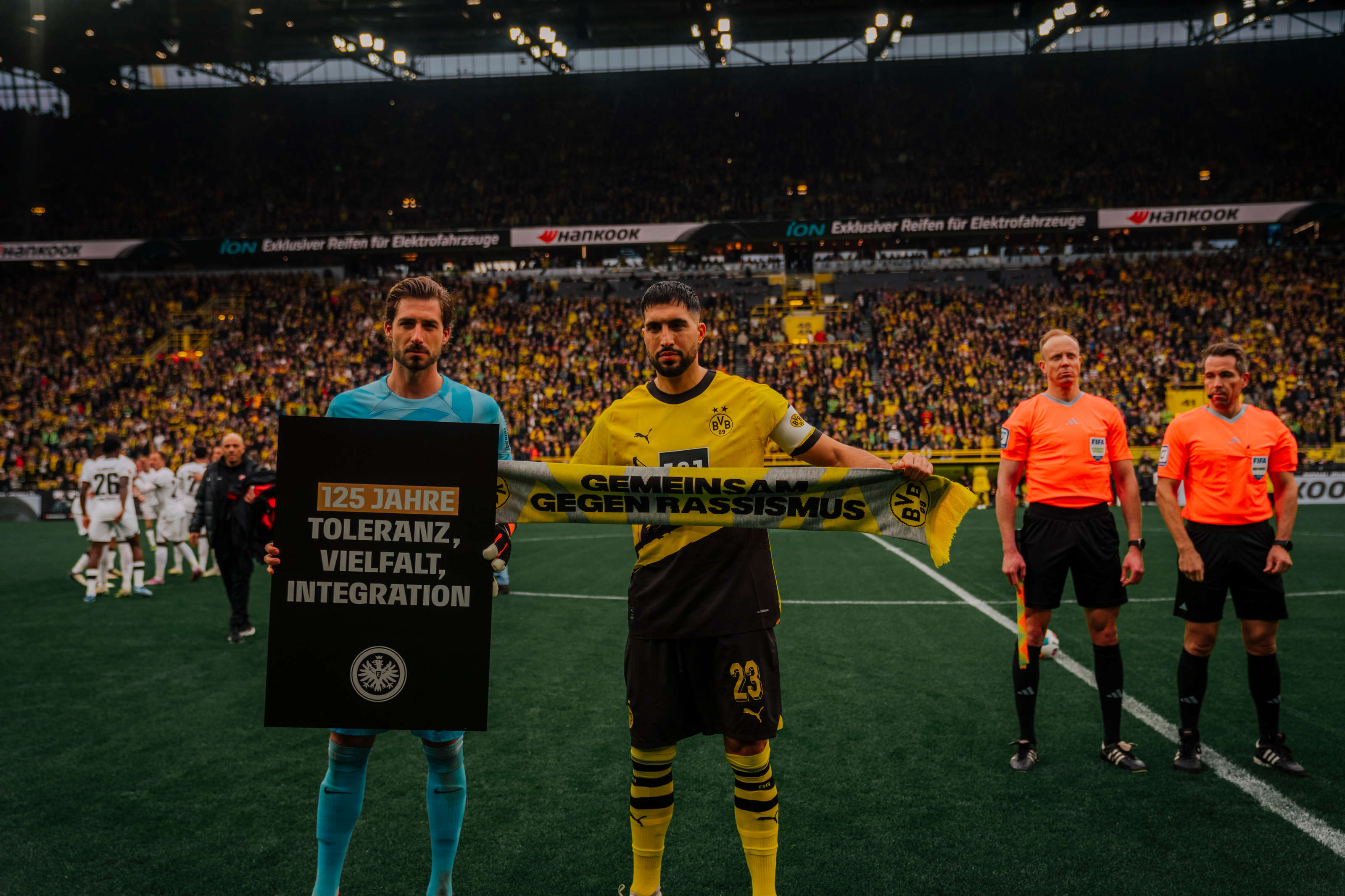 Der Spieltag steht ganz unter dem Motto: „TOGETHER! STOP HATE. BE A TEAM.“ Die DFL, DFL Stiftung und die Klubs setzen damit ein Zeichen gegen Diskriminierung und für gesellschaftlichen Zusammenhalt. Der Spieltag steht ganz unter dem Motto: „TOGETHER! STOP HATE. BE A TEAM.“ Die DFL, DFL Stiftung und die Klubs setzen damit ein Zeichen gegen Diskriminierung und für gesellschaftlichen Zusammenhalt.