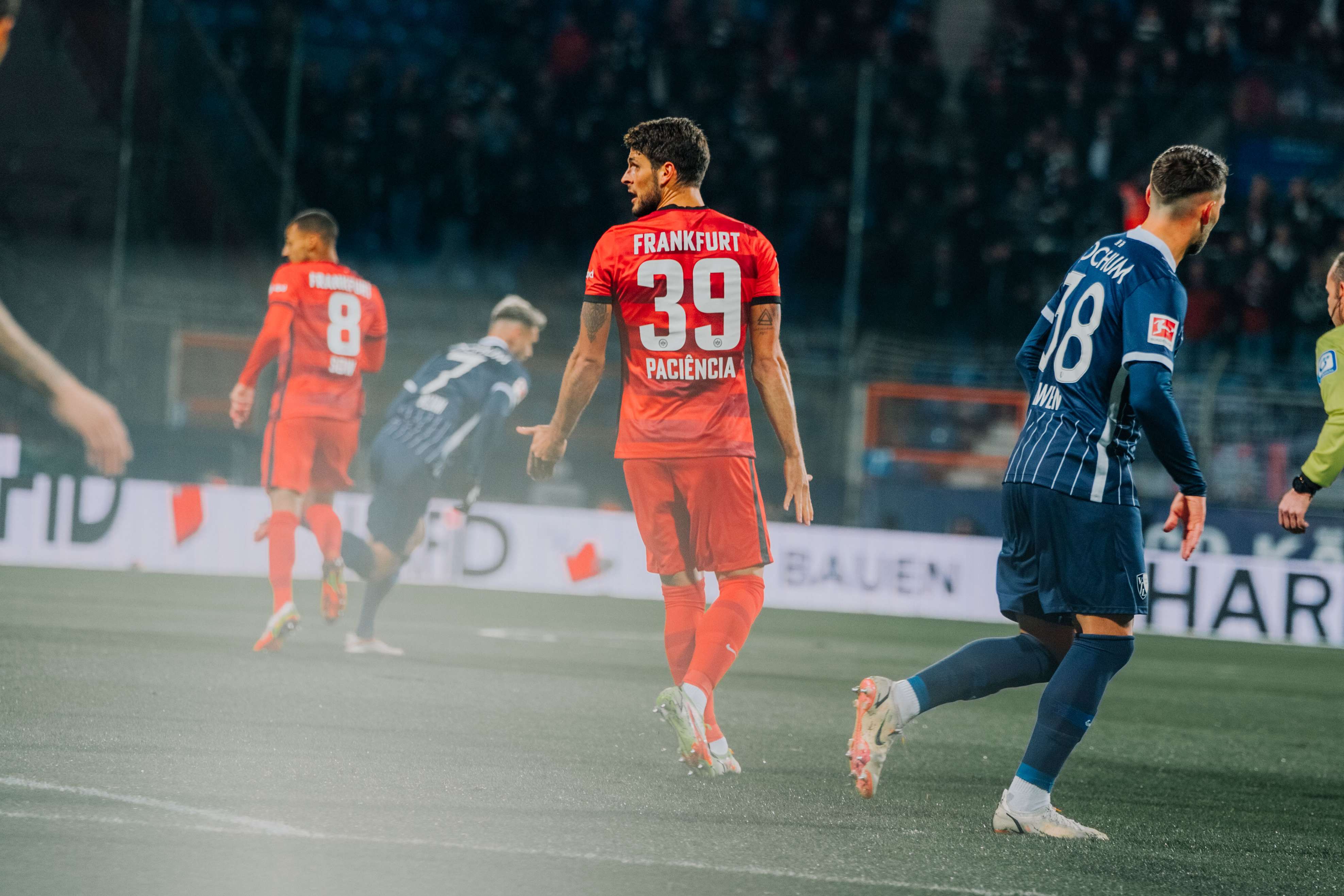 Auch Goncalo Paciencia kann nach einer halben Stunde nicht weitermachen. Auch Goncalo Paciencia kann nach einer halben Stunde nicht weitermachen.