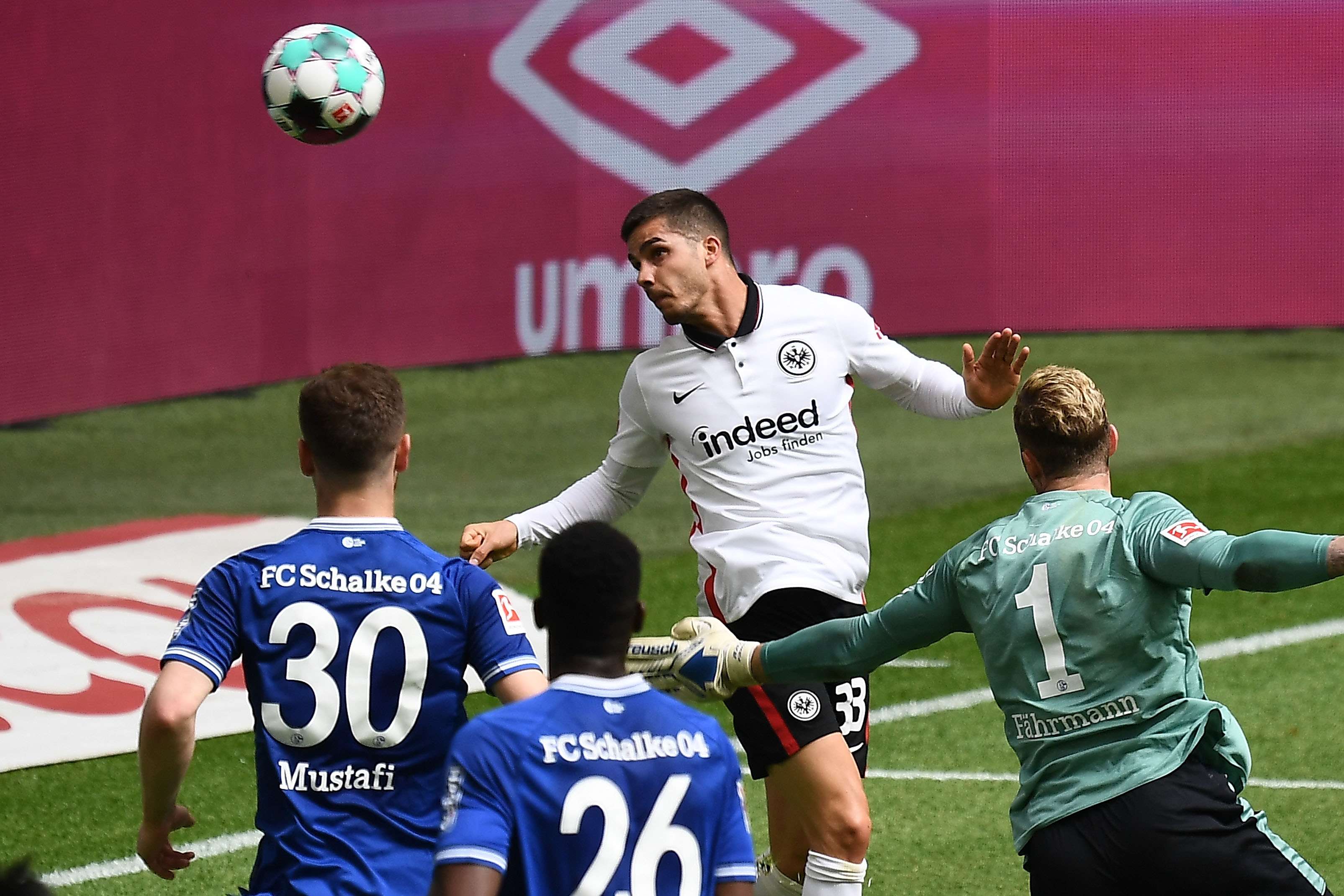 26. Saisontor von André Silva im Spiel FC Schalke 04 gegen Eintracht Frankfurt zum 1:1 in der 29. Minute (33. Spieltag). Bild 1