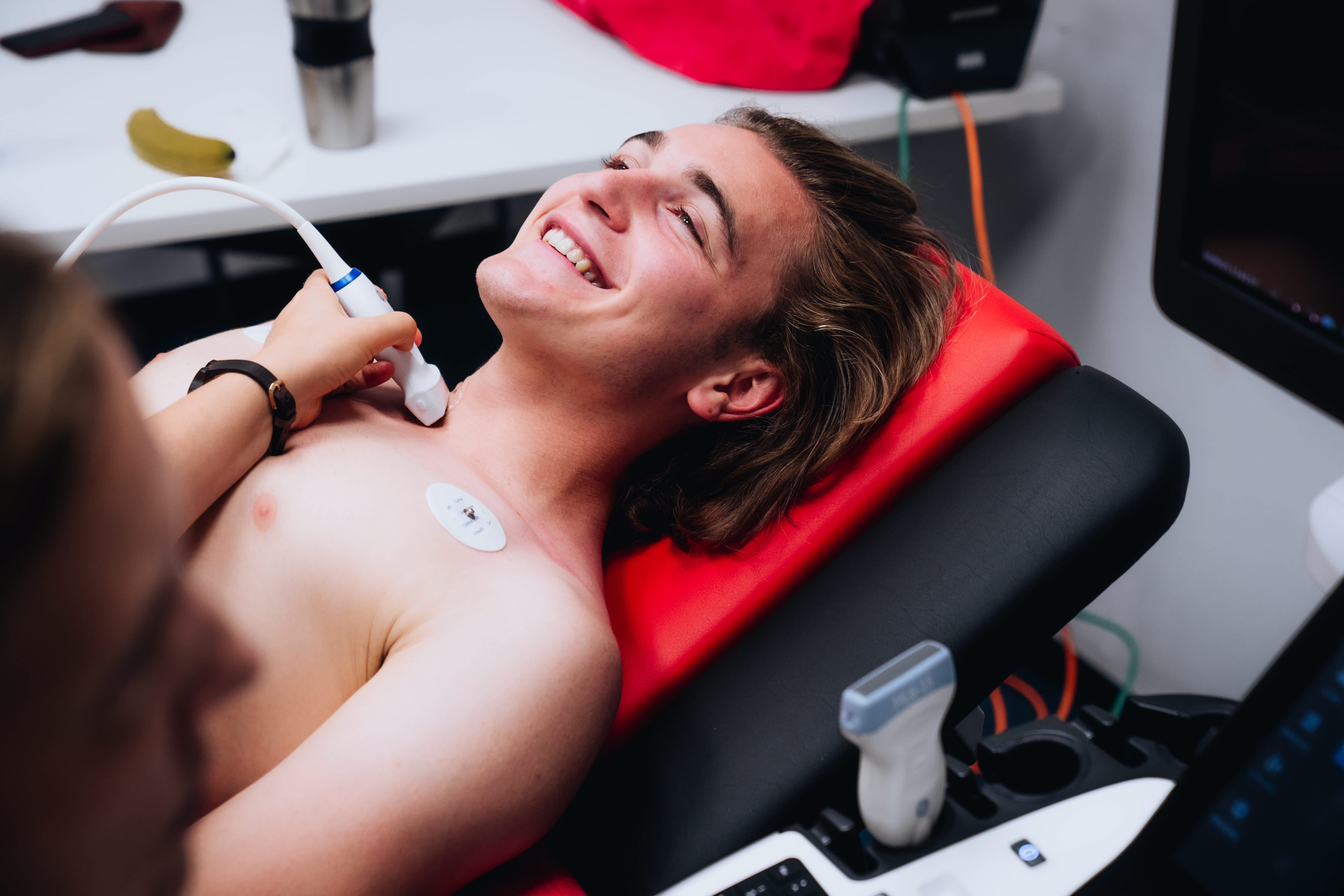 Ali Akman geht mit Spaß an die ausgiebigen Untersuchungen für den Leistungstest zum Saisonauftakt 2021/22. Ali Akman geht mit Spaß an die ausgiebigen Untersuchungen für den Leistungstest zum Saisonauftakt 2021/22.
