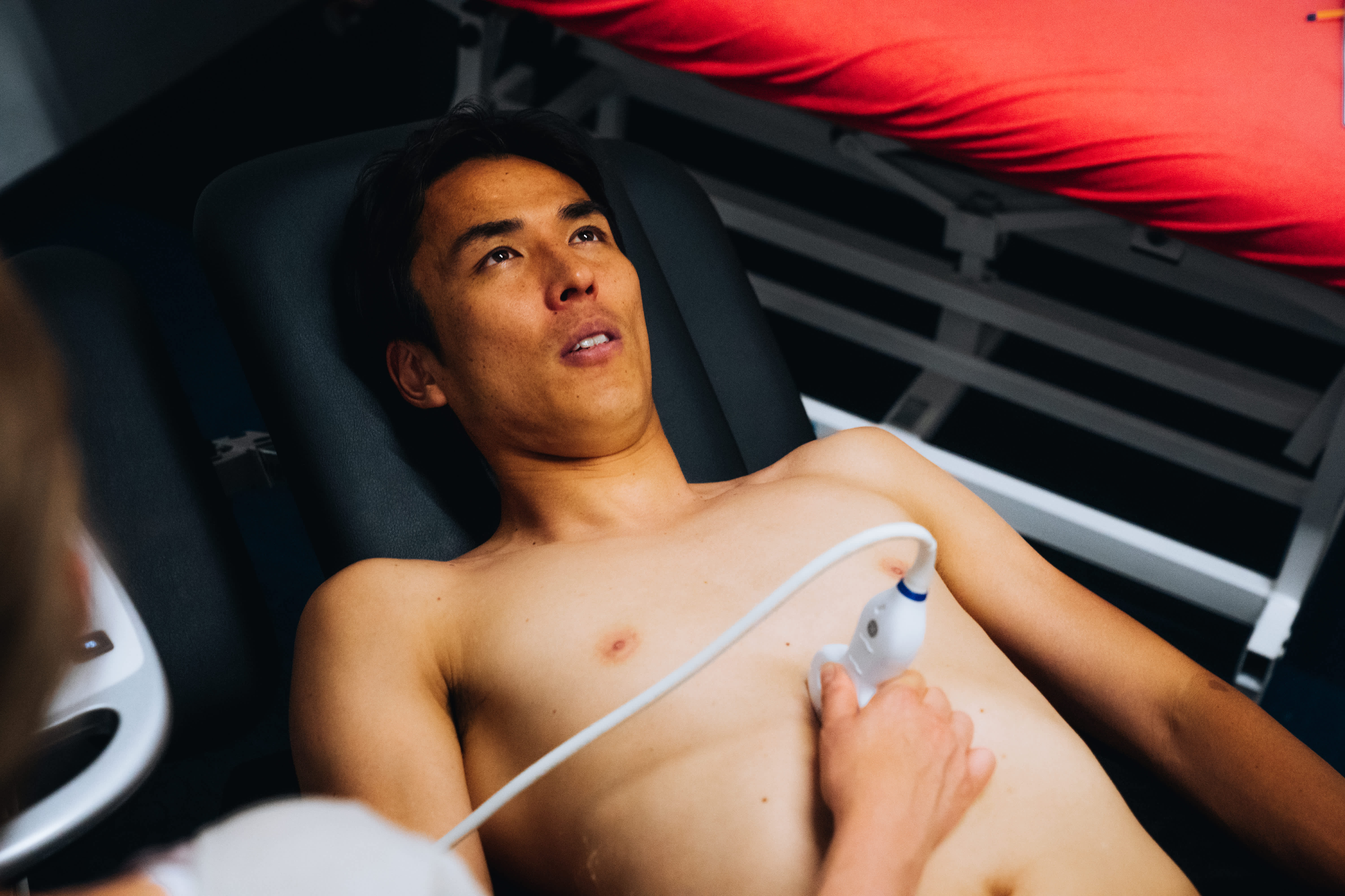 Auch Makoto Hasebe wird von oben bis unten unter die Lupe genommen. Auch Makoto Hasebe wird von oben bis unten unter die Lupe genommen.