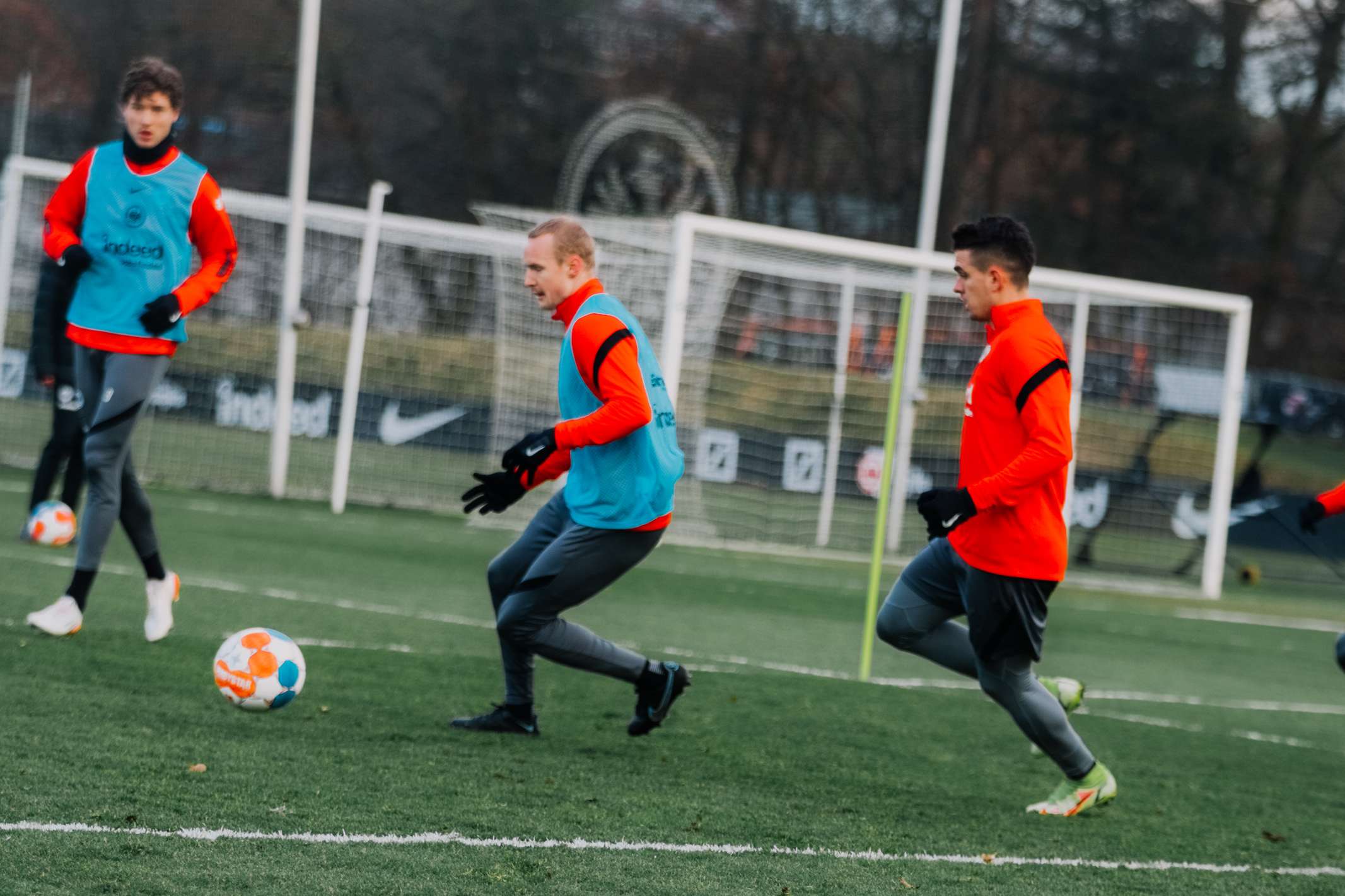 Spielform! Rafael Santos Borré verfolgt den ballführenden Sebastian Rode... Spielform! Rafael Santos Borré verfolgt den ballführenden Sebastian Rode...