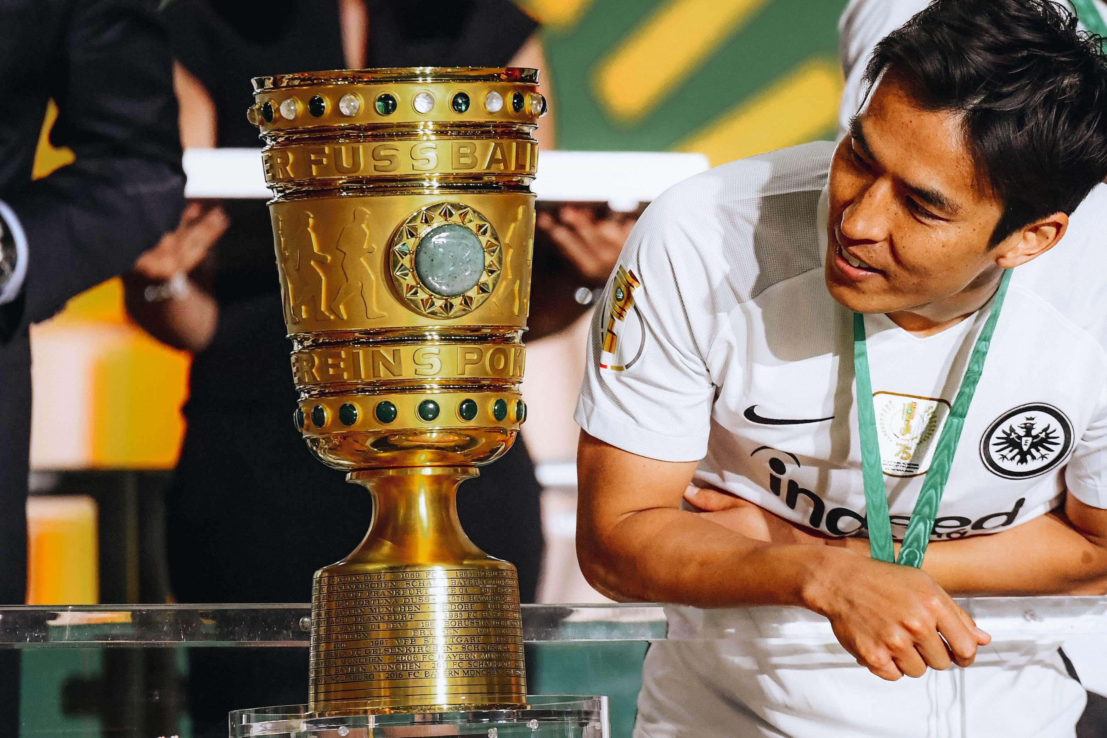 Insgesamt bestreitet Hasebe mit der Eintracht drei DFB-Pokalendspiele. 2018 holen die Adlerträger den goldenen Pott zurück ins Herzen von Europa. Insgesamt bestreitet Hasebe mit der Eintracht drei DFB-Pokalendspiele. 2018 holen die Adlerträger den goldenen Pott zurück ins Herzen von Europa.