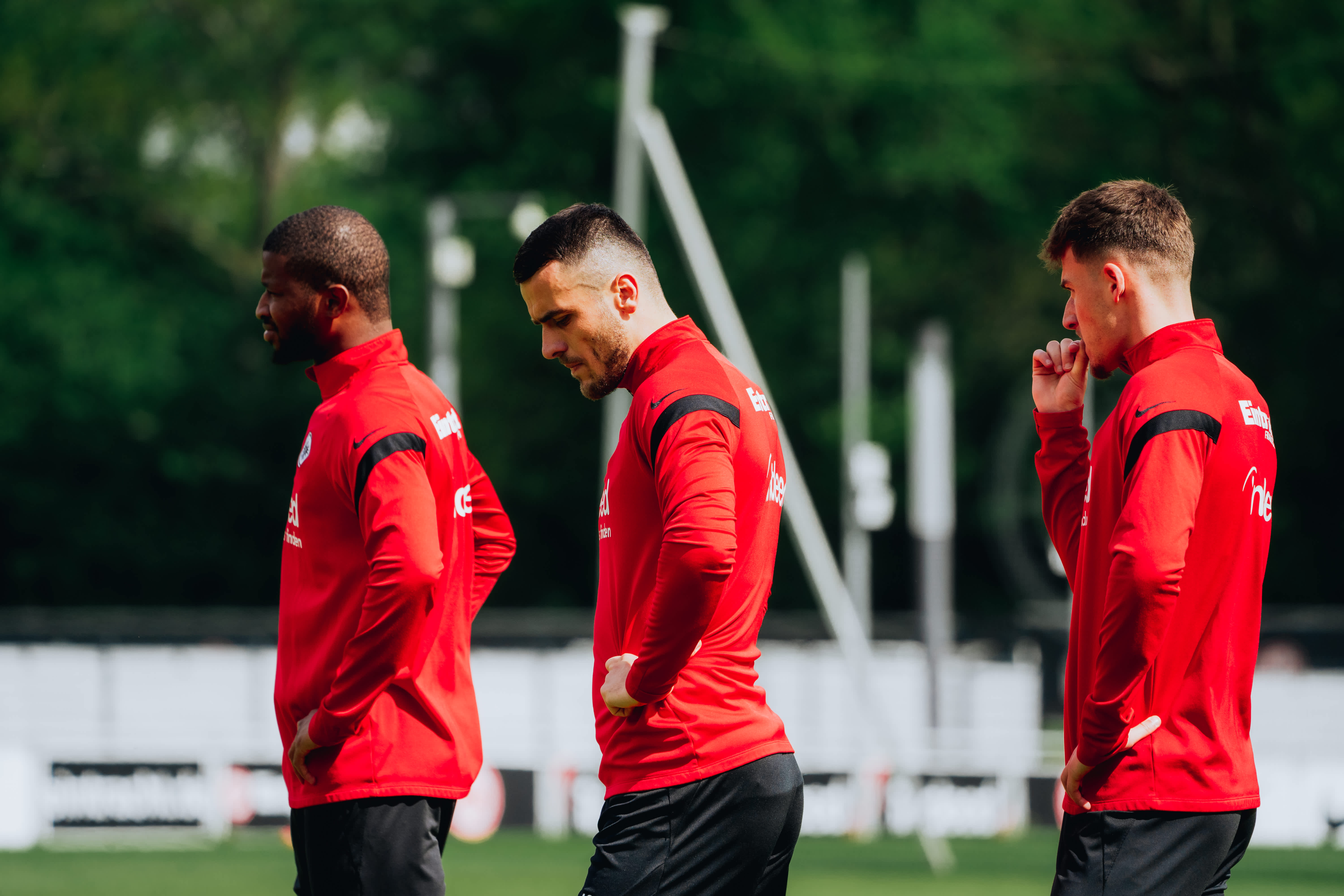 Almamy Toure, Filip Kostic und Ajdin Hrustic (v.l.n.r) warten auf die nächste Einheit. Almamy Toure, Filip Kostic und Ajdin Hrustic (v.l.n.r) warten auf die nächste Einheit.
