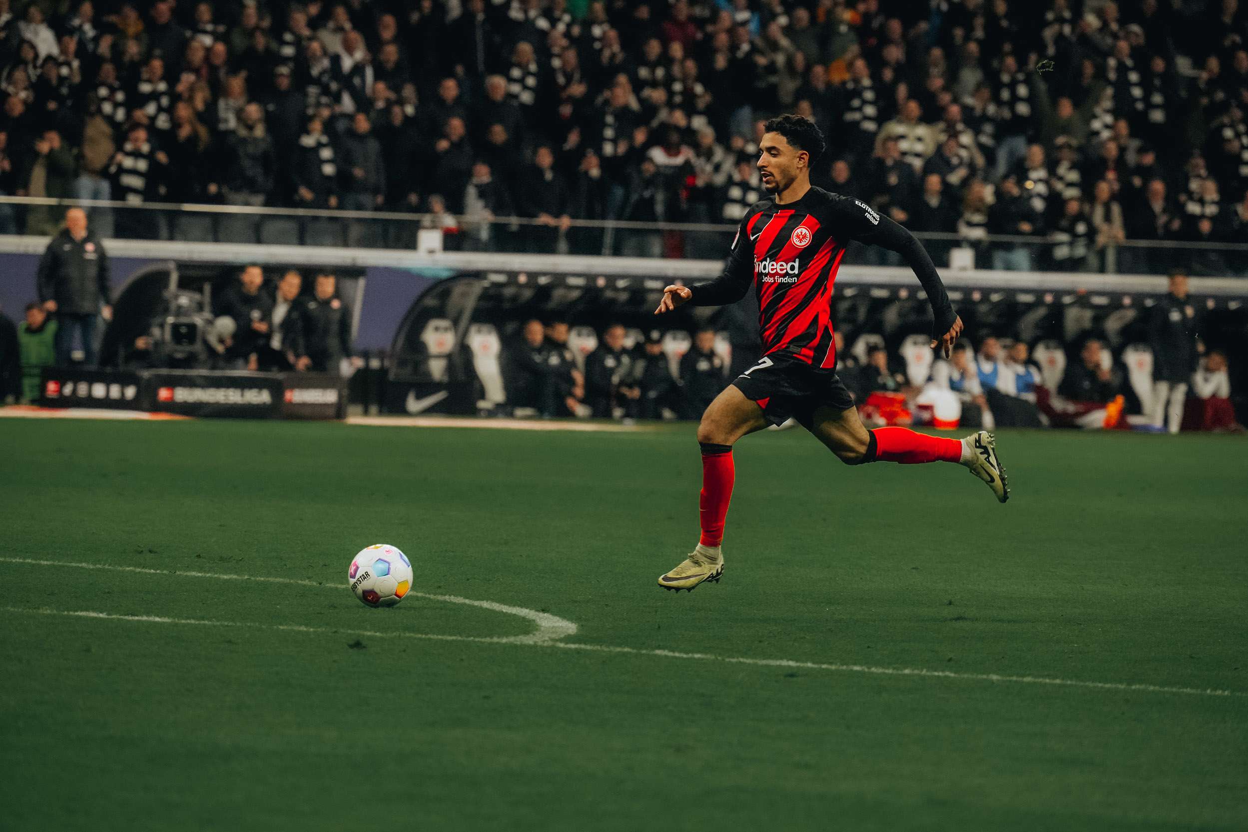 Für den Schlusspunkt sorgt Omar Marmoush kurz vor Abpfiff. Ecke für Augsburg, Keeper Dahmen ist mit vorgerückt. Doch die Eintracht fährt den Konter, Marmoush ist durch und macht den Deckel drauf. Für den Schlusspunkt sorgt Omar Marmoush kurz vor Abpfiff. Ecke für Augsburg, Keeper Dahmen ist mit vorgerückt. Doch die Eintracht fährt den Konter, Marmoush ist durch und macht den Deckel drauf.