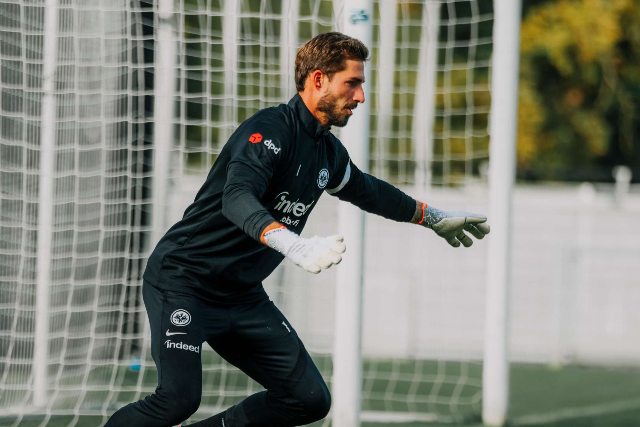 Kevin Trapp gibt auch im Training alles für die Torverhinderung. Kevin Trapp gibt auch im Training alles für die Torverhinderung.