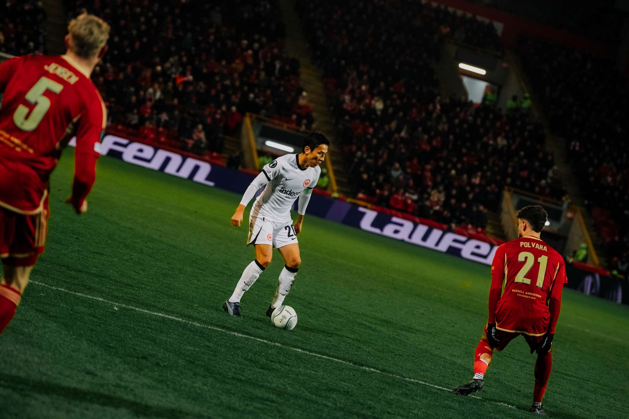 Neben Champions League und Europa League läuft Hasebe für die Eintracht auch in der UEFA Europa Conference League auf – hier als Kapitän beim Aberdeen FC – und damit in allen drei europäischen Klubwettbewerben. Neben Champions League und Europa League läuft Hasebe für die Eintracht auch in der UEFA Europa Conference League auf – hier als Kapitän beim Aberdeen FC – und damit in allen drei europäischen Klubwettbewerben.